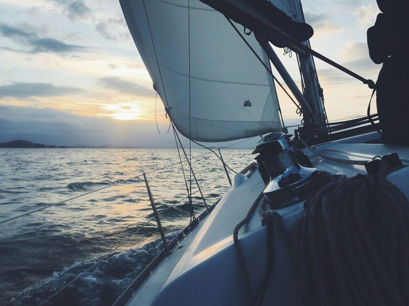 Navigation à la voile au large de Marseille